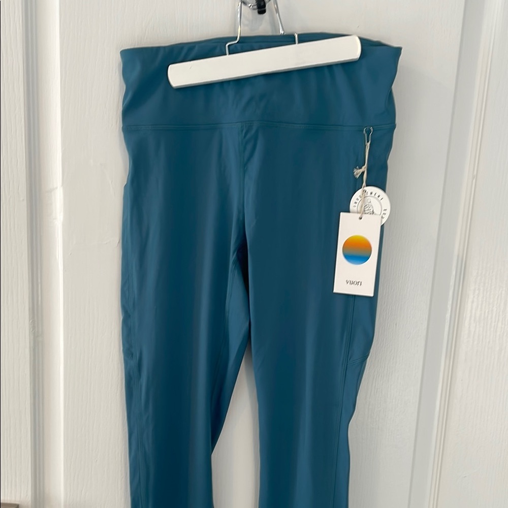 Vuori Blue Stride Leggings. NEW with tags. Dark Luna color. Size M